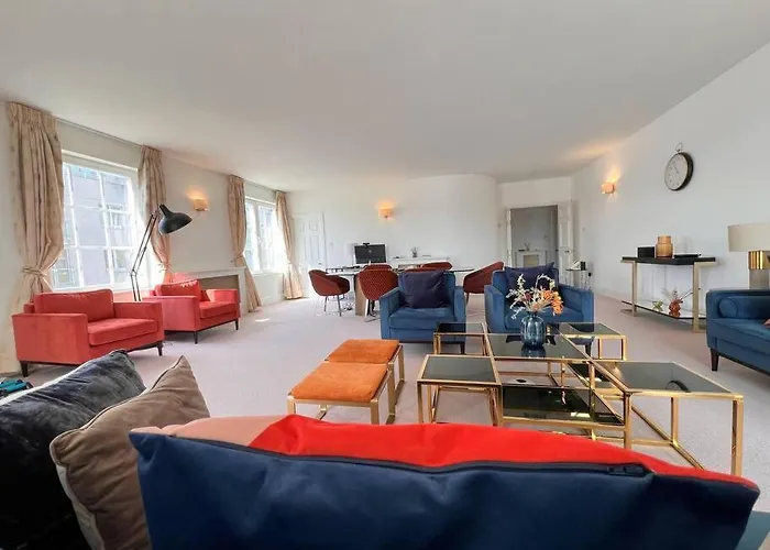 Charming 3 Bed Luxury Flat In Central London